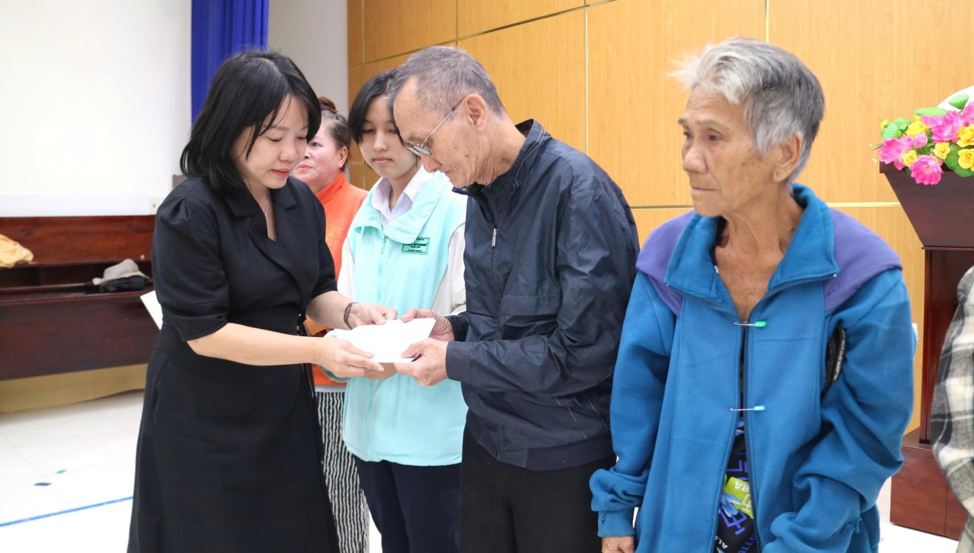 Bà Thái Thị Lệ Hằng - Giám đốc Báo và Phát thanh, Truyền hình Khánh Hòa trao các suất quà cho người dân phường Nam Nha Trang. Bà Thái Thị Lệ Hằng - Giám đốc Báo và Phát thanh, Truyền hình Khánh Hòa trao các suất quà cho người dân phường Nam Nha Trang.