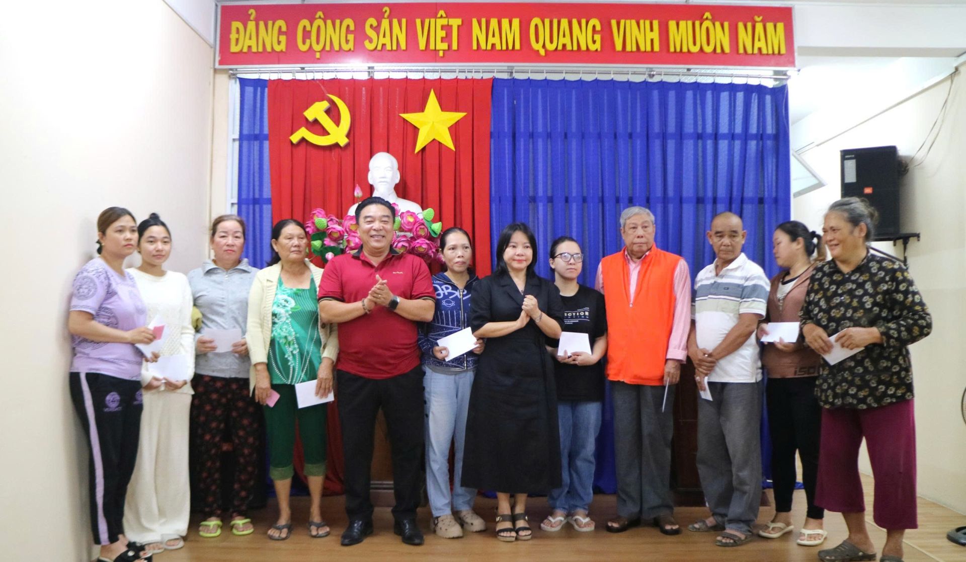 Lãnh đạo các đơn vị trao quà cho các hộ dân bị ảnh hưởng mưa lũ ở phường Bắc Nha Trang Lãnh đạo các đơn vị trao quà cho các hộ dân bị ảnh hưởng mưa lũ ở phường Bắc Nha Trang