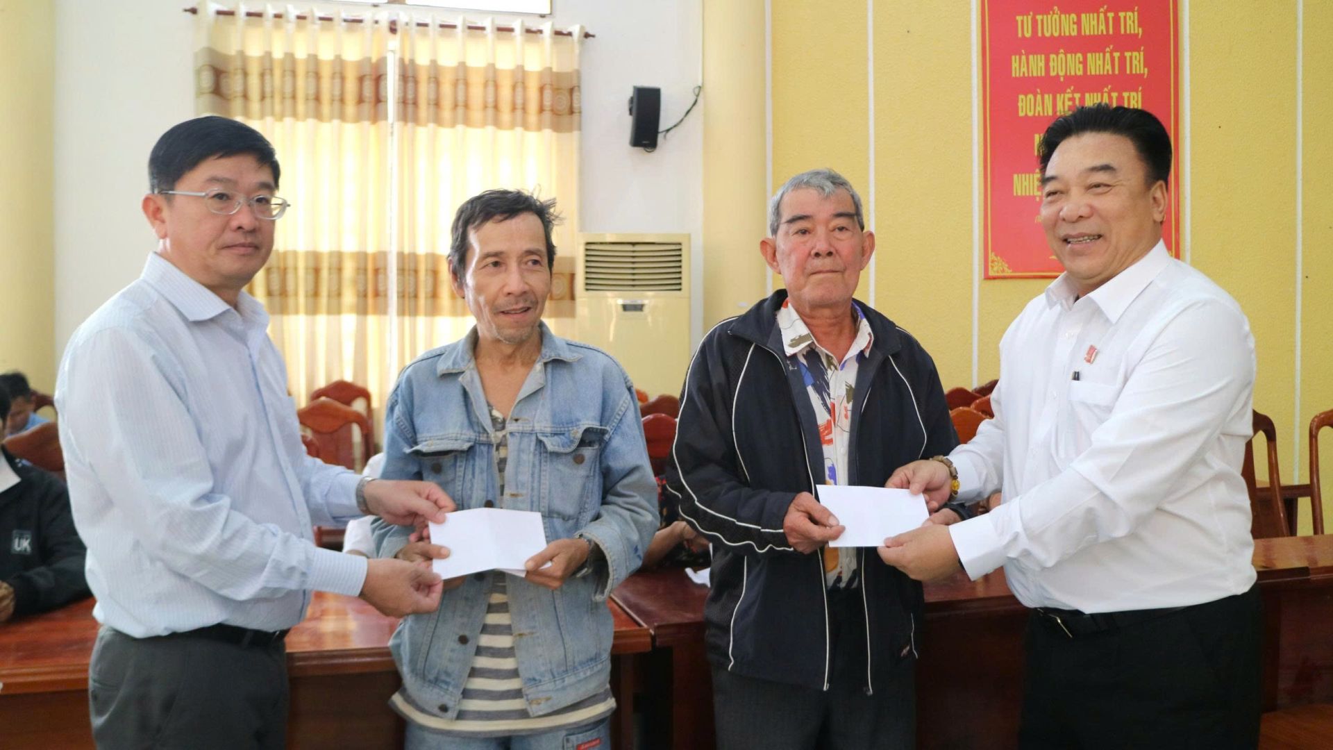 Lãnh đạo Báo và Phát thanh, Truyền hình Khánh Hòa cùng lãnh đạo Hội Nhà báo tỉnh trao quà hỗ trợ cho người dân xã Diên Khánh Lãnh đạo Báo và Phát thanh, Truyền hình Khánh Hòa cùng lãnh đạo Hội Nhà báo tỉnh trao quà hỗ trợ cho người dân xã Diên Khánh