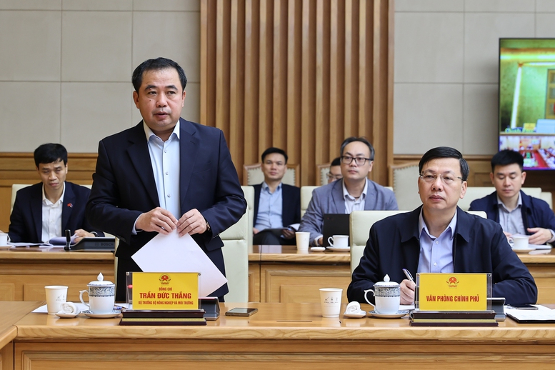 Bộ trưởng Bộ Nông nghiệp và Môi trường Trần Đức Thắng báo cáo tại cuộc họp - Ảnh: VGP/Nhật Bắc