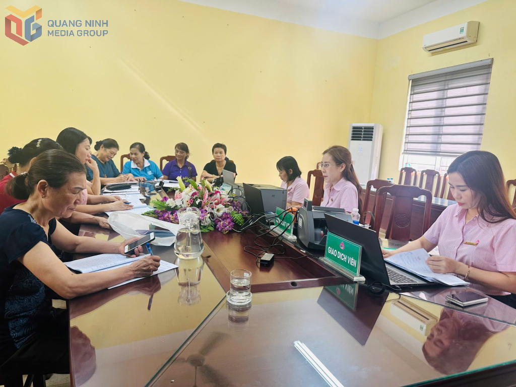 Phiên giao dịch đầu tiên của Ngân hàng Chính sách xã hội chi nhánh Quảng Ninh tại phường Hạ Long. Phiên giao dịch đầu tiên của Ngân hàng Chính sách xã hội chi nhánh Quảng Ninh tại phường Hạ Long.