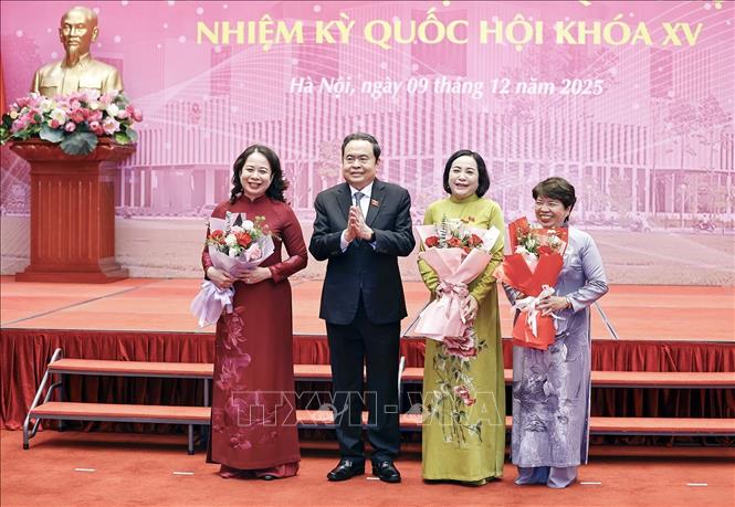 Chủ tịch Quốc hội Trần Thanh Mẫn tặng hoa Phó Chủ tịch nước Võ Thị Ánh Xuân, Phó Chủ tịch Quốc hội Nguyễn Thị Thanh và Chủ tịch Nhóm nữ đại biểu Quốc hội Nguyễn Thúy Anh. Ảnh: Doãn Tấn/TTXVN Chủ tịch Quốc hội Trần Thanh Mẫn tặng hoa Phó Chủ tịch nước Võ Thị Ánh Xuân, Phó Chủ tịch Quốc hội Nguyễn Thị Thanh và Chủ tịch Nhóm nữ đại biểu Quốc hội Nguyễn Thúy Anh. Ảnh: Doãn Tấn/TTXVN