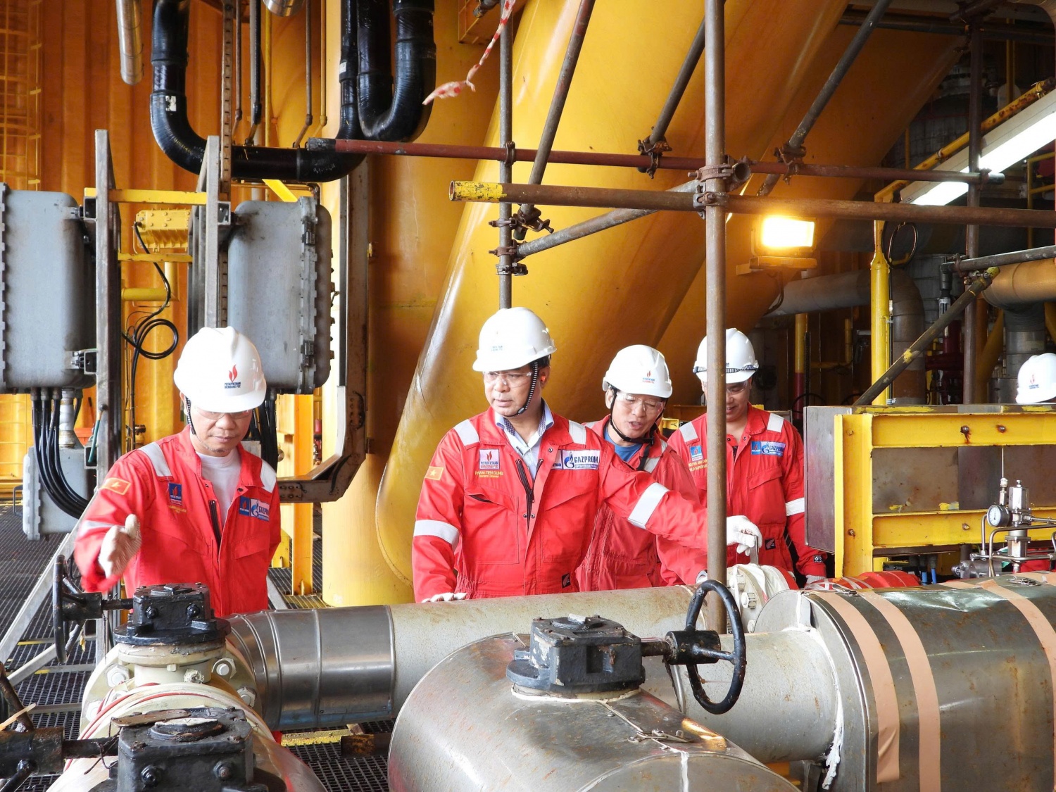 Lãnh đạo BIENDONG POC kiểm tra công tác vận hành trên giàn Lãnh đạo BIENDONG POC kiểm tra công tác vận hành trên giàn