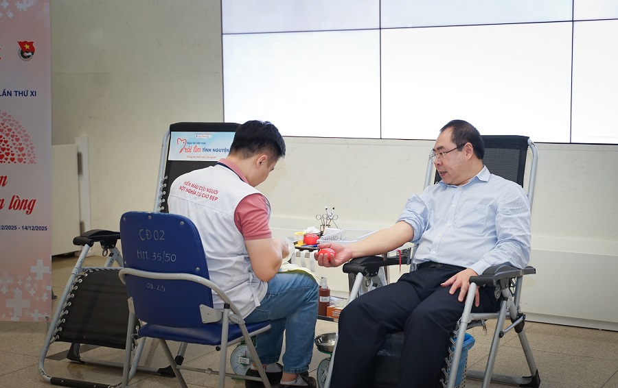 Ông Đỗ Đức Hùng - Chủ tịch Công đoàn EVN tham gia hiến máu