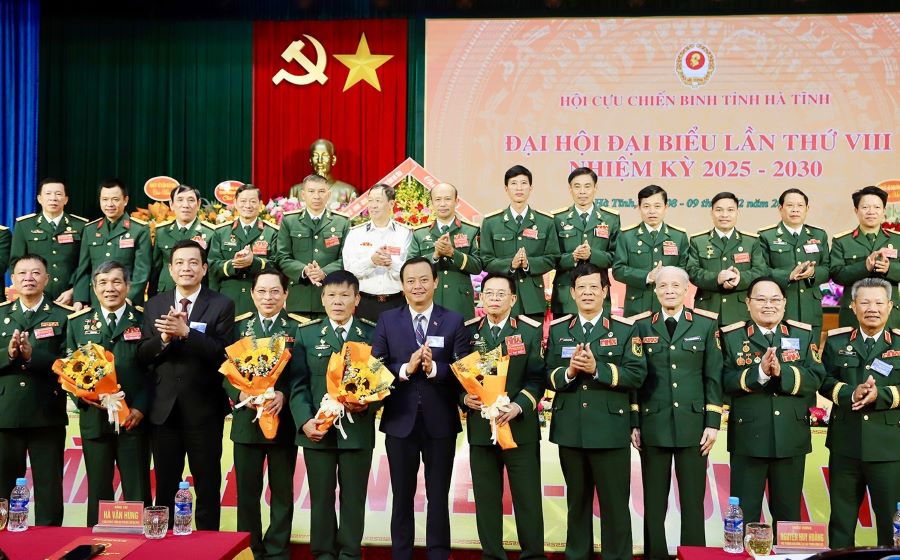 Trưởng ban Tuyên giáo và Dân vận Tỉnh ủy Hà Văn Hùng, Chủ tịch Ủy ban MTTQ tỉnh Nguyễn Thành Đồng và đại diện lãnh đạo Hội Cựu chiến binh Việt Nam tặng hoa chúc mừng BCH Hội Cựu chiến binh tỉnh khóa VIII. Trưởng ban Tuyên giáo và Dân vận Tỉnh ủy Hà Văn Hùng, Chủ tịch Ủy ban MTTQ tỉnh Nguyễn Thành Đồng và đại diện lãnh đạo Hội Cựu chiến binh Việt Nam tặng hoa chúc mừng BCH Hội Cựu chiến binh tỉnh khóa VIII.