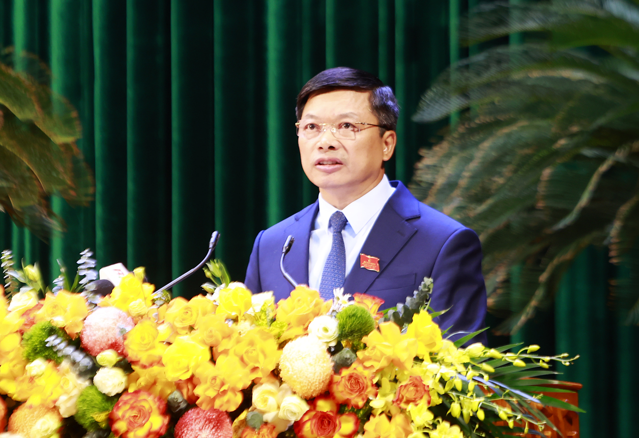 Phó Chủ tịch UBND tỉnh Đào Quang Khải báo cáo tình hình tình hình phát triển KT - XH năm 2025; mục tiêu, nhiệm vụ, giải pháp chủ yếu phát triển KT-XH năm 202