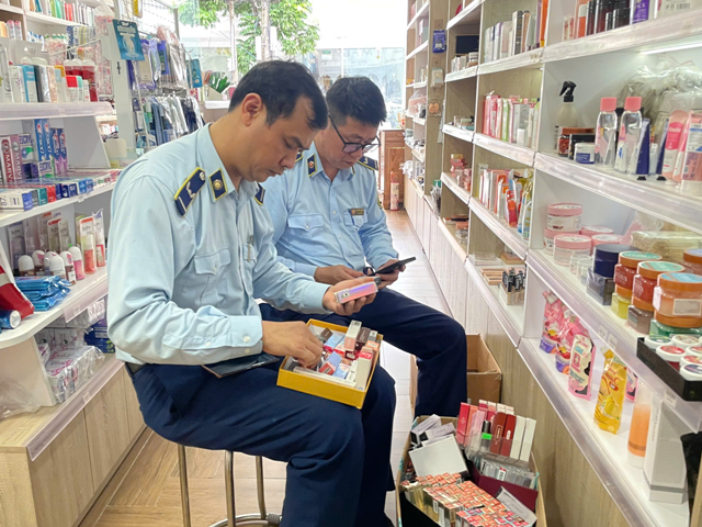 Lực lượng QLTT Quảng Trị siết chặt thị trường, đẩy mạnh xử lý hàng không rõ nguồn gốc. Lực lượng QLTT Quảng Trị siết chặt thị trường, đẩy mạnh xử lý hàng không rõ nguồn gốc.