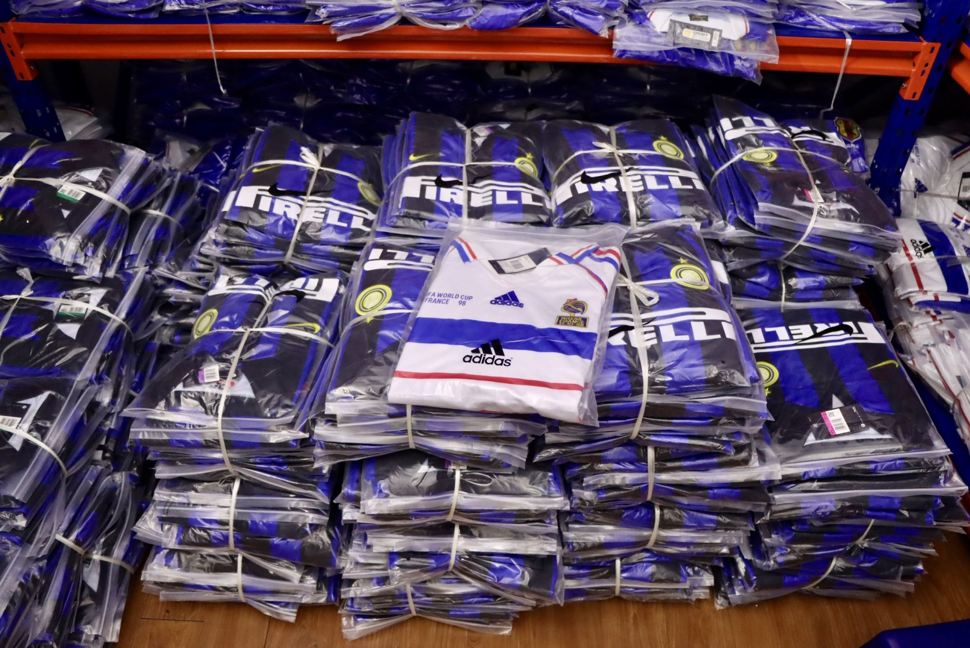 Hàng hóa vi phạm được niêm phong, tạm giữ và chuyển về kho tang vật để xử lý theo quy định