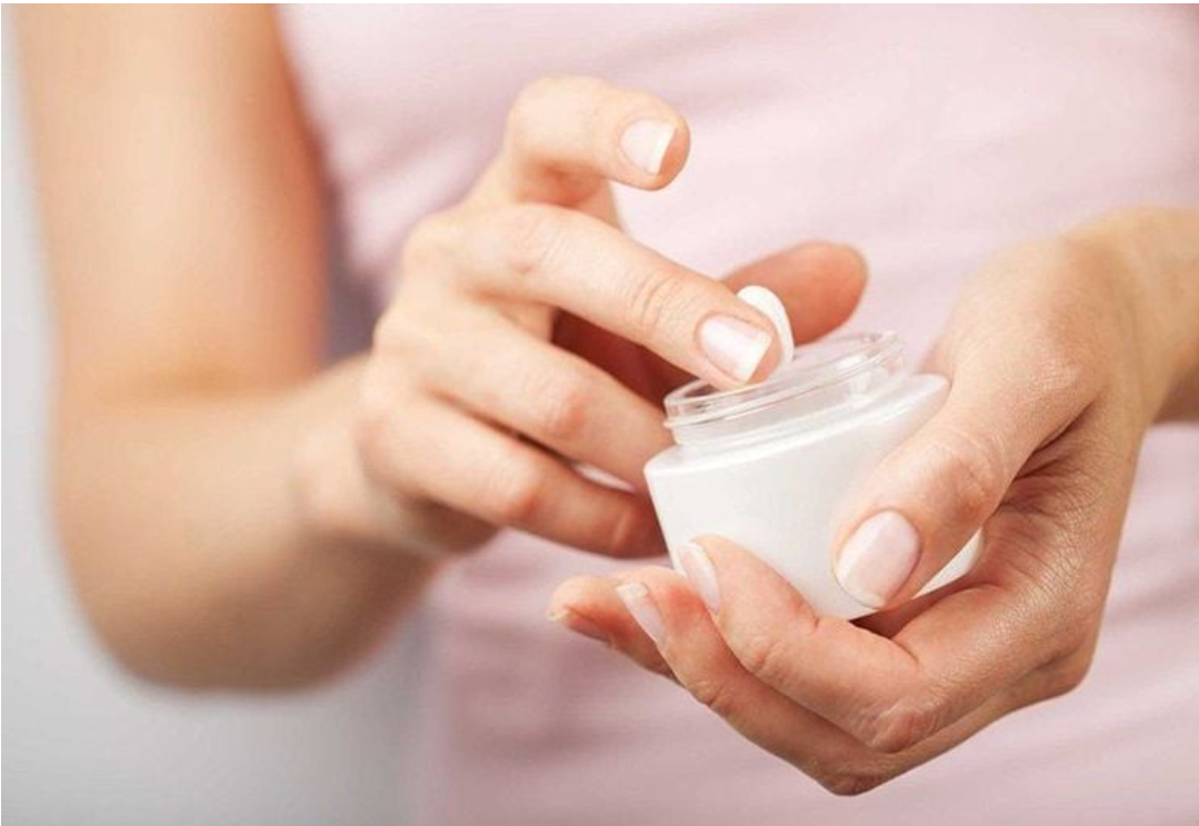 Giữ ẩm da gi&uacute;p giảm ngứa cho người suy thận