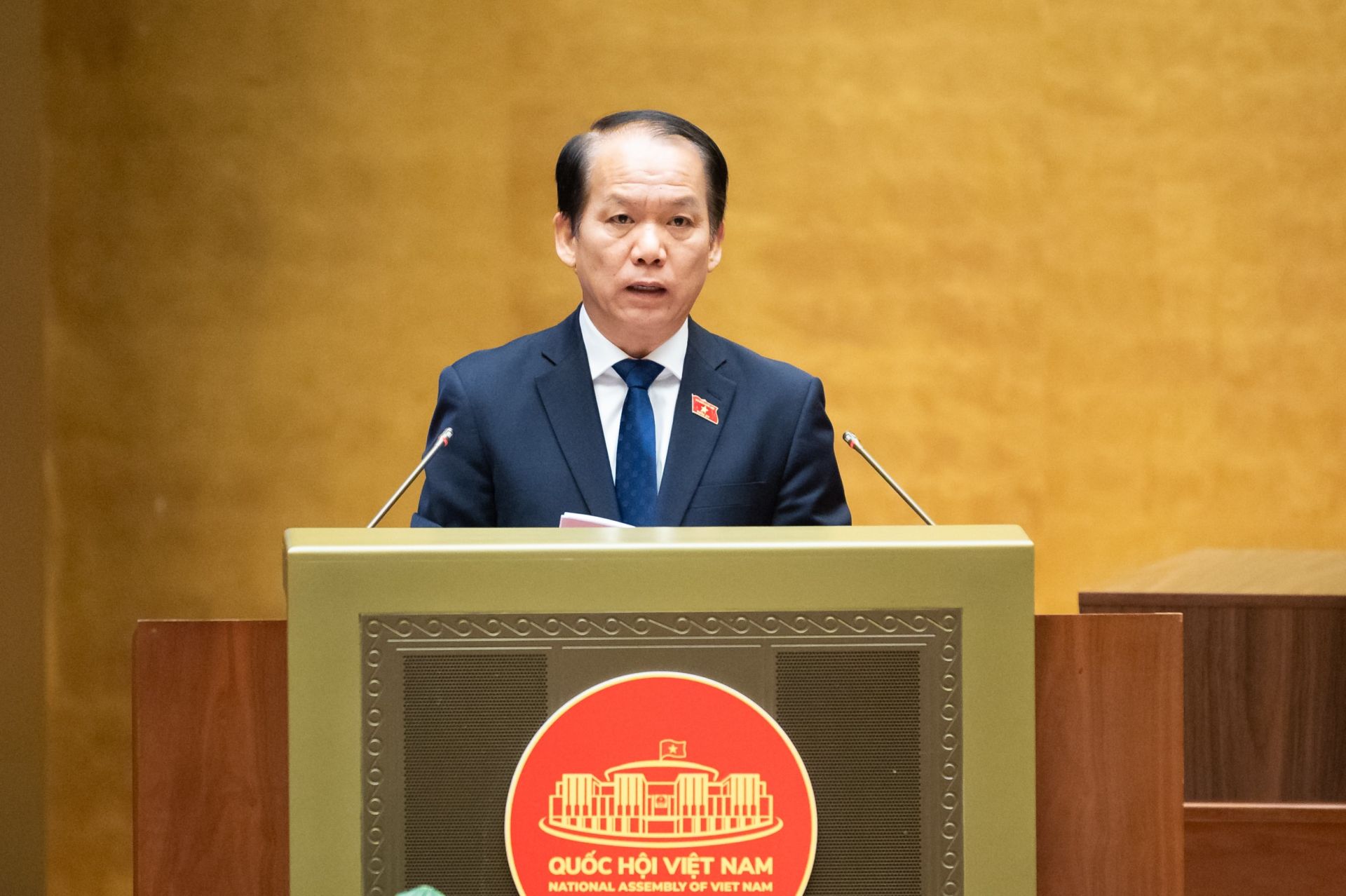 Chủ nhiệm Ủy ban Pháp luật và Tư pháp Hoàng Thanh Tùng trình bày báo cáo thẩm tra. Ảnh: Phạm Thắng Chủ nhiệm Ủy ban Pháp luật và Tư pháp Hoàng Thanh Tùng trình bày báo cáo thẩm tra. Ảnh: Phạm Thắng