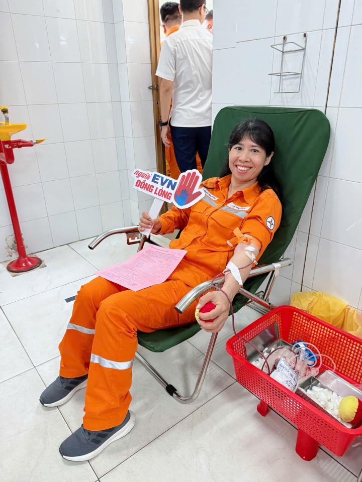 Các chị em nữ CBCNV CTĐL Quảng Ninh tích cực tham gia chương trình nhiều năm liên tiếp với mong muốn “Mỗi giọt máu cho đi, một cuộc đời ở lại” Các chị em nữ CBCNV CTĐL Quảng Ninh tích cực tham gia chương trình nhiều năm liên tiếp với mong muốn “Mỗi giọt máu cho đi, một cuộc đời ở lại”