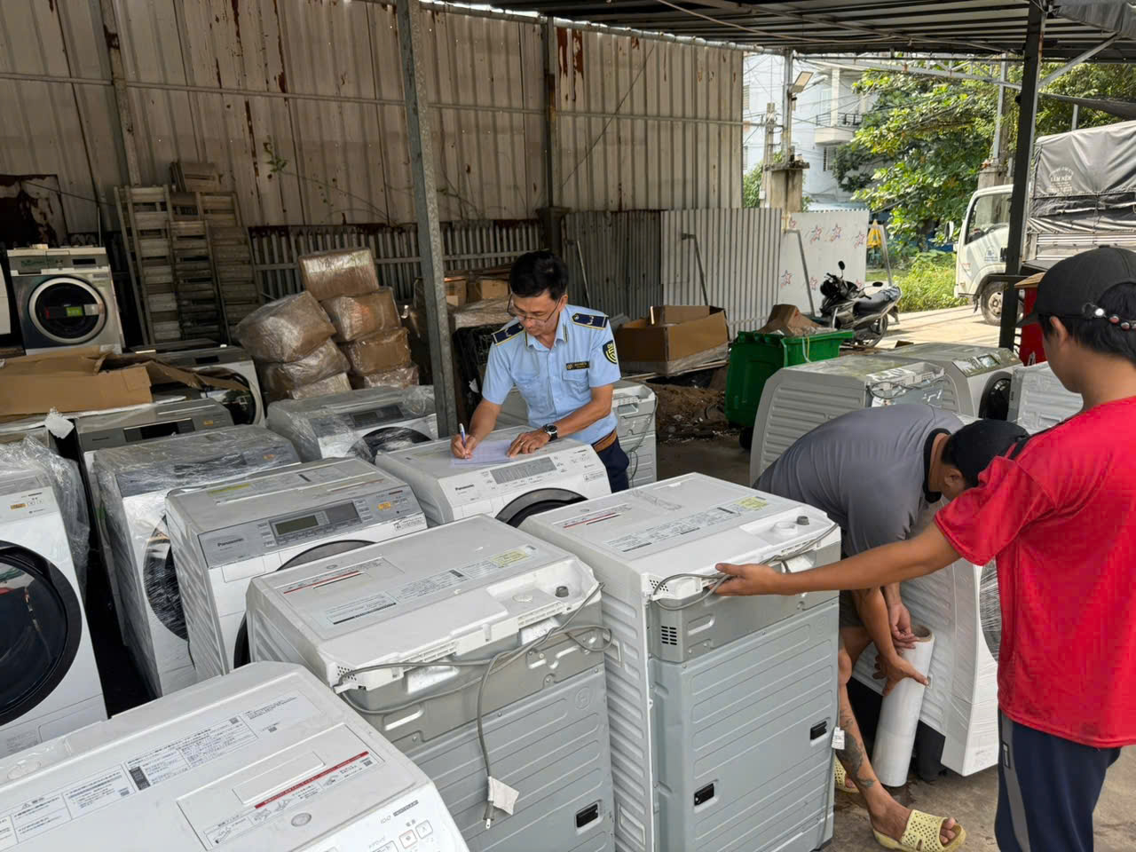 Phát hiện kho máy giặt, điều hòa không khí thuộc diện cấm nhập khẩu tại TP.HCM
