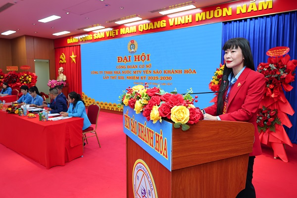 Bà Trịnh Thị Hồng Vân- Bí Thư Đảng ủy, Chủ tịch HĐTV Công ty phát biểu