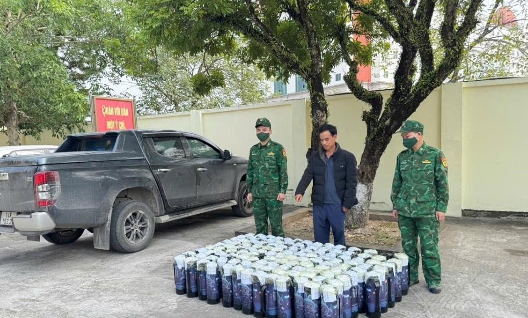 Quảng Ninh: Tiếp tục phát hiện xe ô tô vận chuyển trái phép 200 bình khí cười