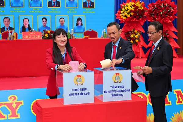 Các vị lãnh đạo Công ty tham gia bầu cử Các vị lãnh đạo Công ty tham gia bầu cử