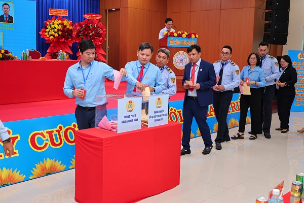 Các đại biểu đoàn viên công đoàn tham gia bầu cử