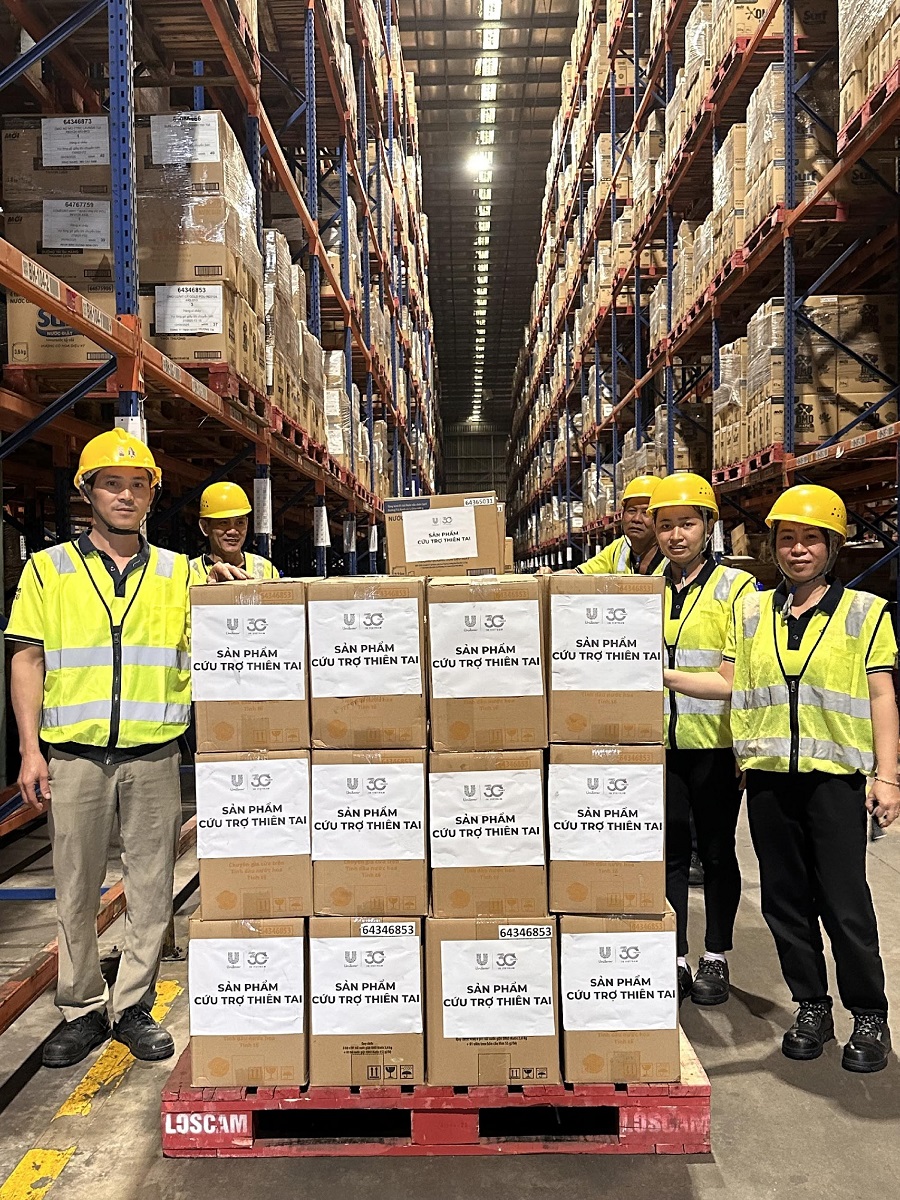 Nhân viên kho hàng Unilever chuẩn bị hàng hóa cứu trợ