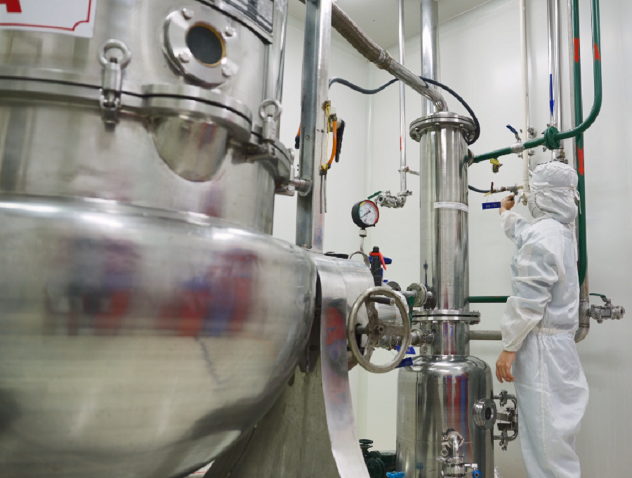 Công nghệ tự động hóa được giám sát nghiêm ngặt đảm bảo chất lượng từng chai siro ho cảm Ích Nhi Công nghệ tự động hóa được giám sát nghiêm ngặt đảm bảo chất lượng từng chai siro ho cảm Ích Nhi