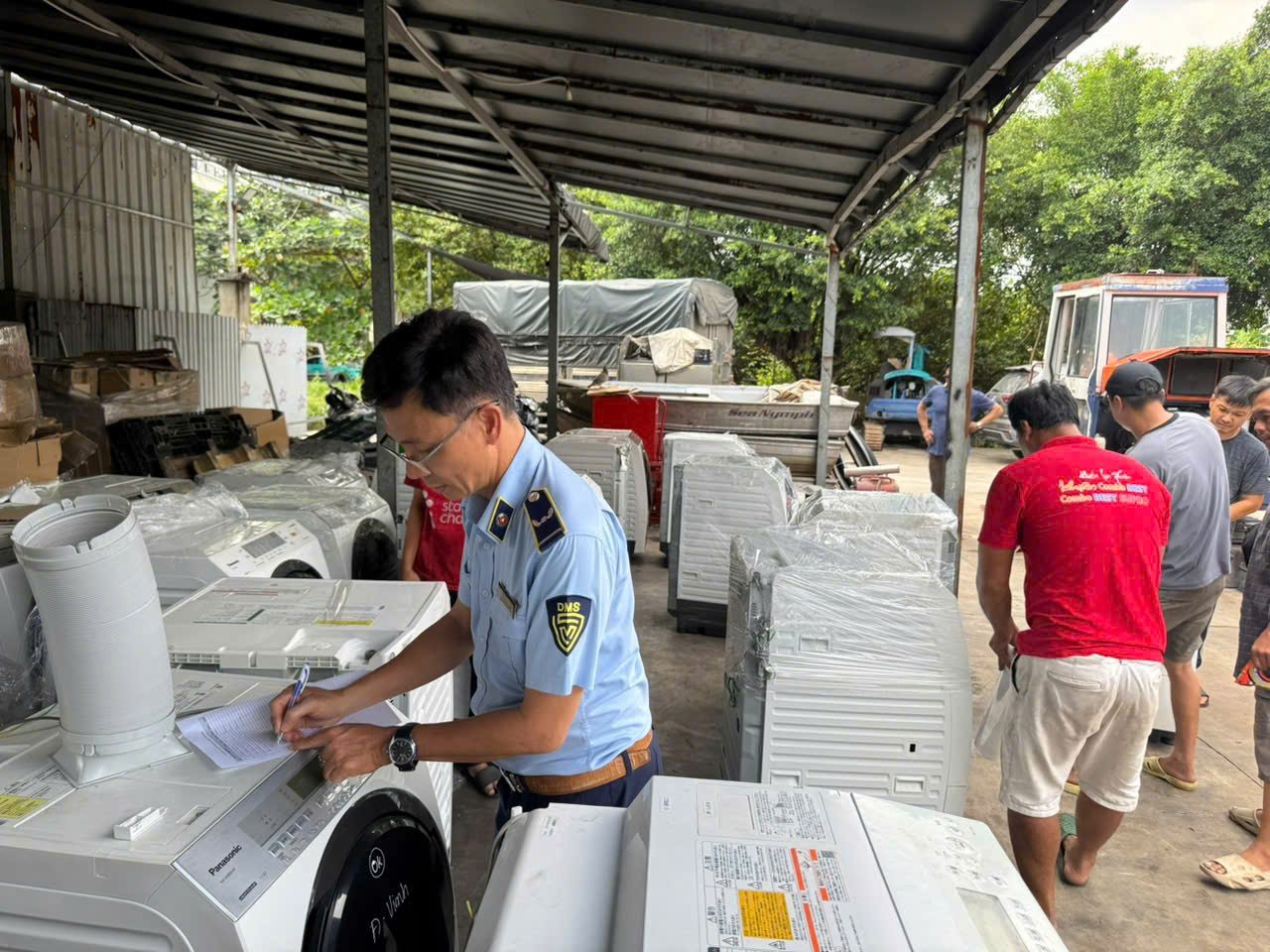 Toàn bộ hàng hóa vi phạm bị niêm phong, xử lý theo quy định Toàn bộ hàng hóa vi phạm bị niêm phong, xử lý theo quy định