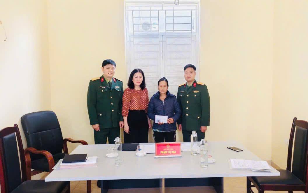 Thăm và trao tặng quà cho gia đình quân nhân Nguyễn Anh Tuấn đang tại ngũ tại Trung đoàn 43, Sư đoàn 395, Quân khu 3