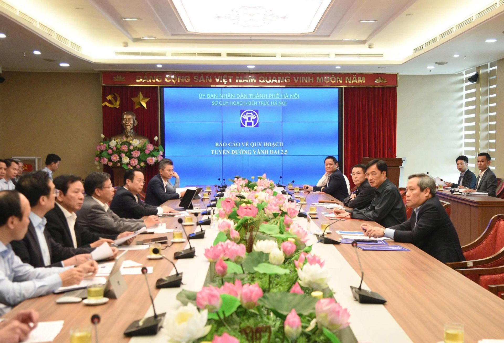 Quang cảnh buổi làm việc với các sở, ngành và địa phương về tiến độ dự án Vành đai 2.5.