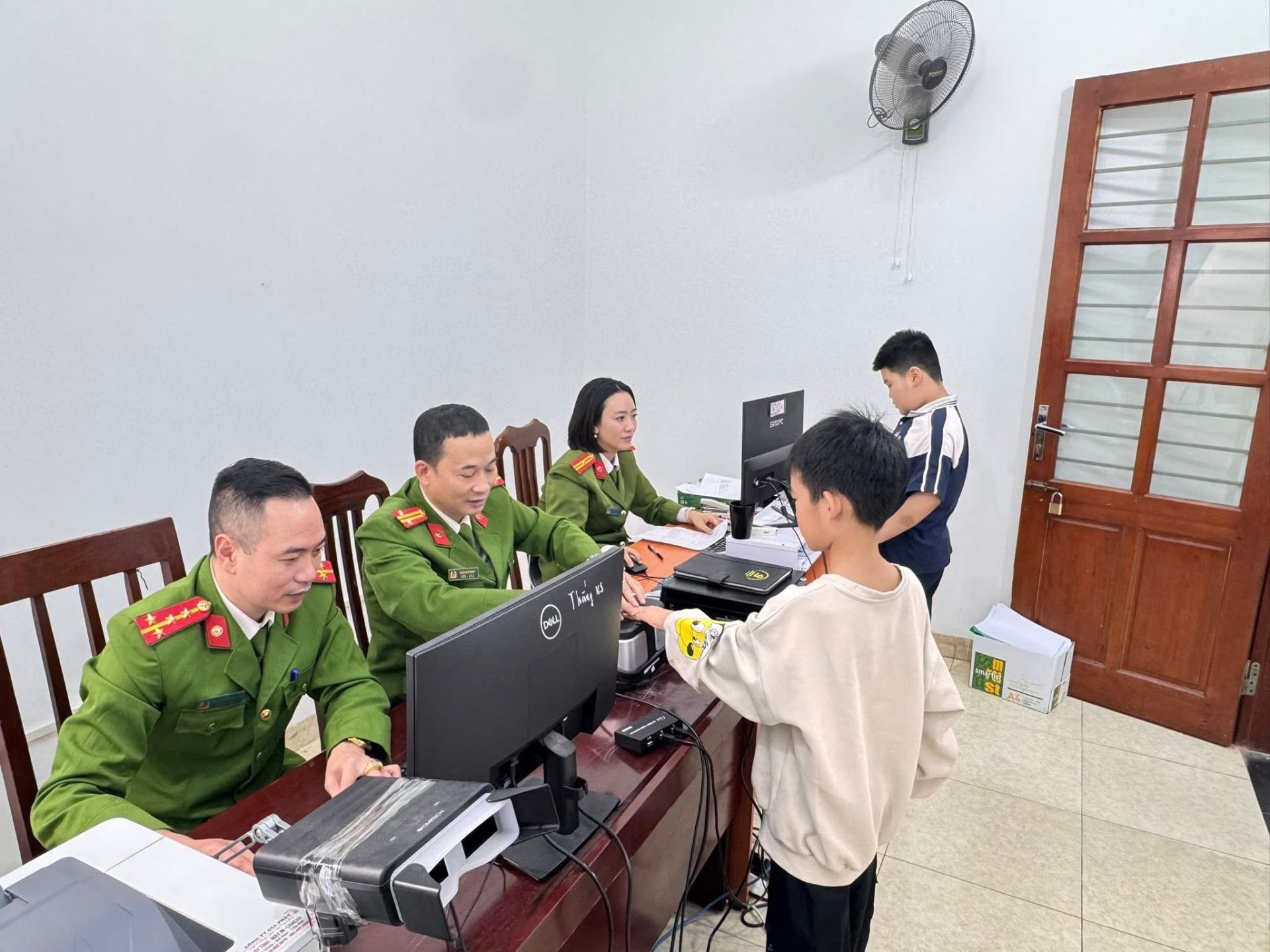 Hà Nội: Phường Tương Mai hỗ trợ học sinh làm căn cước, duy trì làm việc liên tục để phục vụ người dân