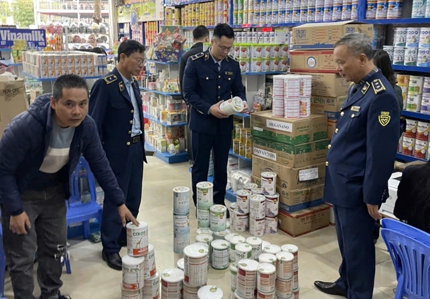 Lực lượng chức năng kiểm tra các loại sữa trên thị trường