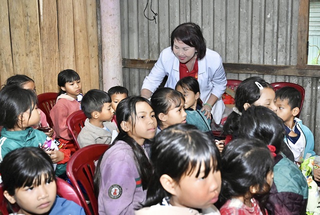 Nữ doanh nhân Đồng Thị Ánh (bìa phải) trao quà hỗ trợ cho đồng bào là trẻ em làng Cát. Ảnh: L-Vy Nữ doanh nhân Đồng Thị Ánh (bìa phải) trao quà hỗ trợ cho đồng bào là trẻ em làng Cát. Ảnh: L-Vy