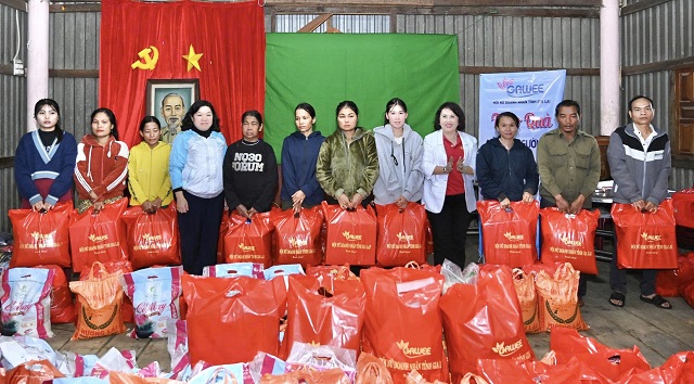 Lãnh đạo Hội Nữ doanh nhân tỉnh Gia Lai và Hội LHPN Việt Nam tỉnh chụp ảnh lưu niệm với đồng bào. Ảnh: Lâm Vy Lãnh đạo Hội Nữ doanh nhân tỉnh Gia Lai và Hội LHPN Việt Nam tỉnh chụp ảnh lưu niệm với đồng bào. Ảnh: Lâm Vy