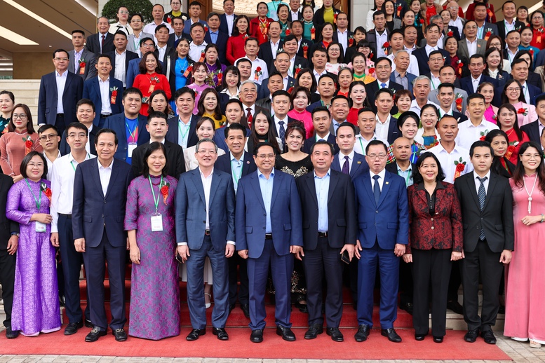 Thủ tướng chụp ảnh lưu niệm cùng các đại biểu - Ảnh: VGP/Nhật Bắc Thủ tướng chụp ảnh lưu niệm cùng các đại biểu - Ảnh: VGP/Nhật Bắc