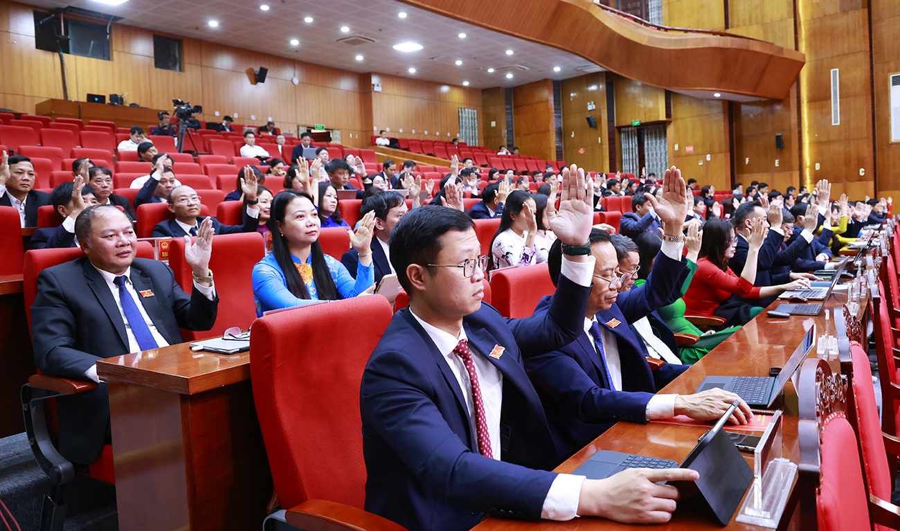 Các đại biểu HĐND tỉnh biểu quyết thông qua dự thảo Nghị quyết tại kỳ họp Các đại biểu HĐND tỉnh biểu quyết thông qua dự thảo Nghị quyết tại kỳ họp
