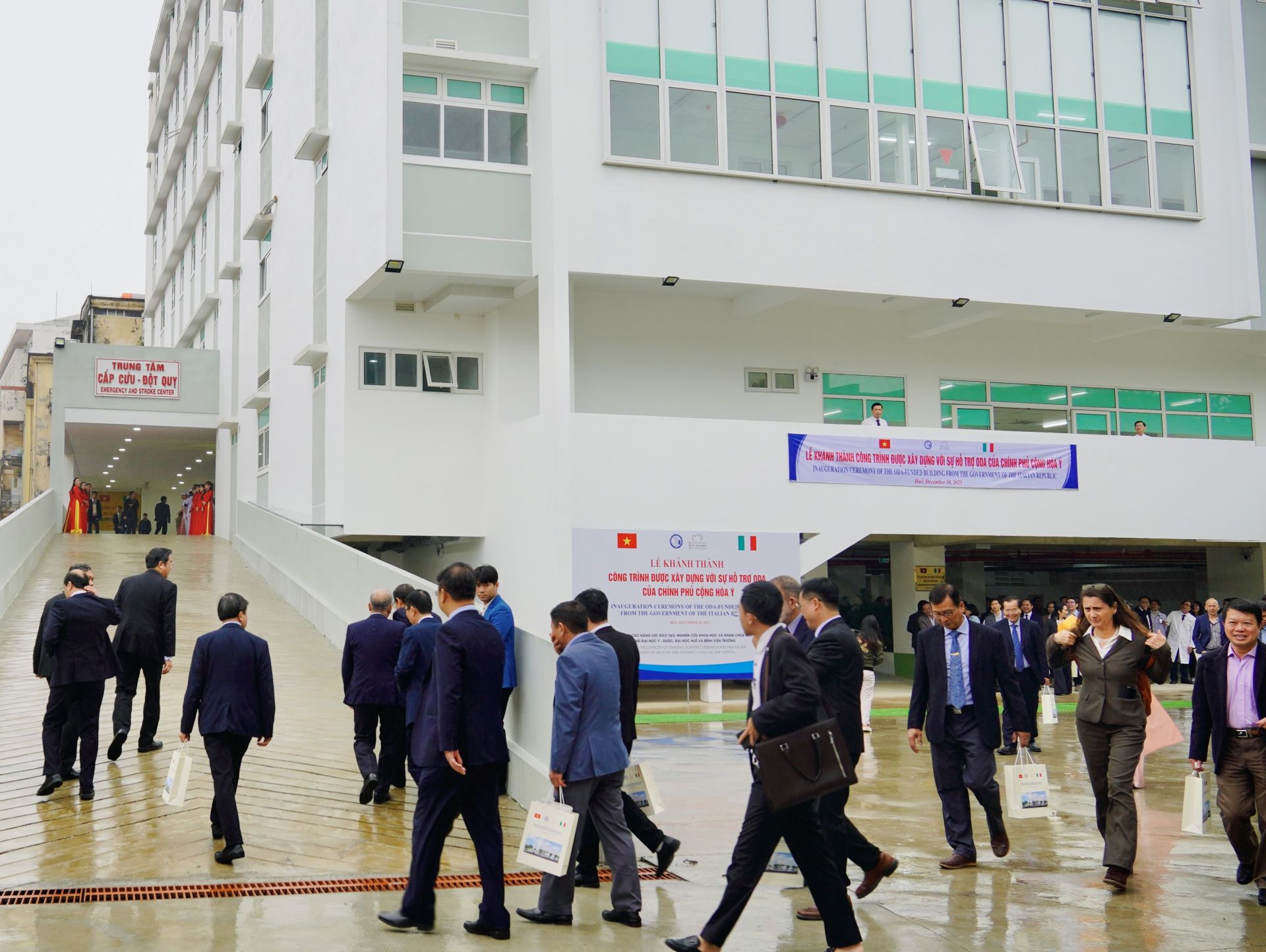 Các đại biểu tham quan Tòa nhà