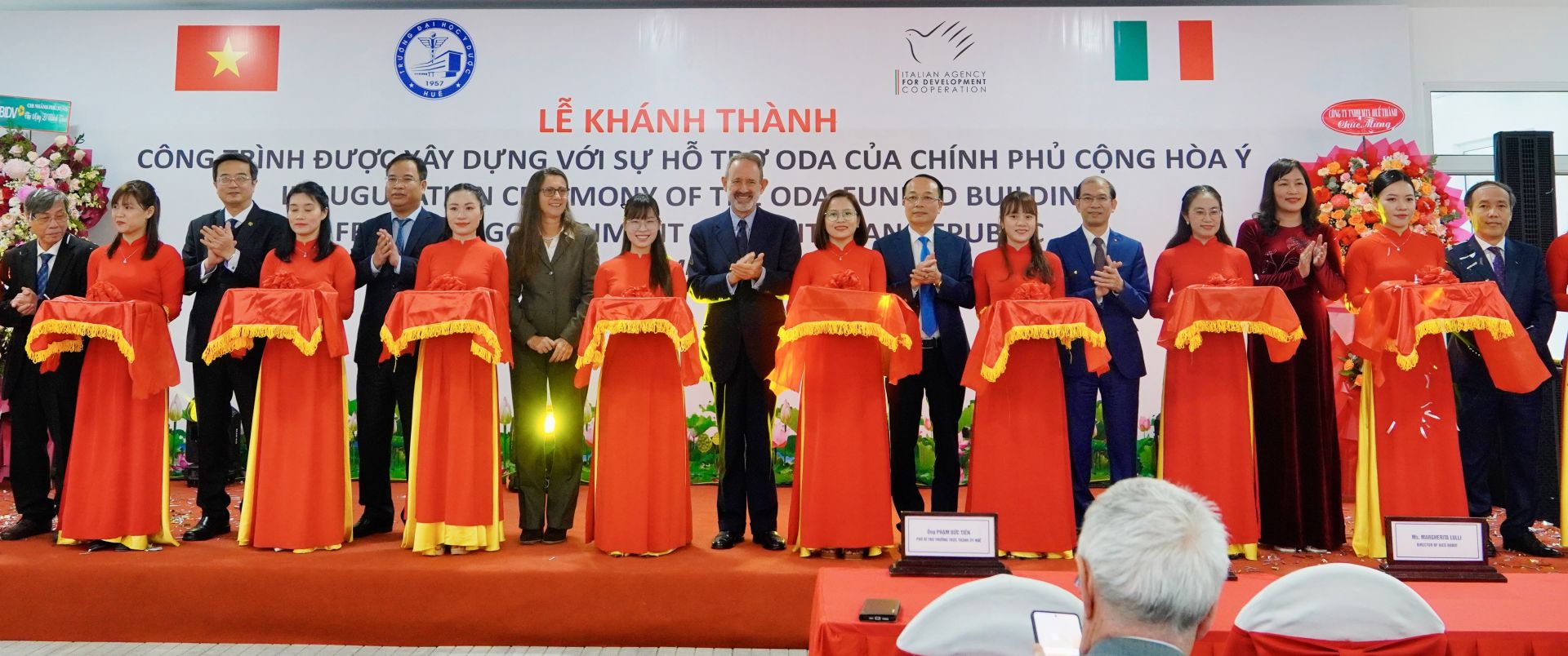 Cắt băng khánh thành Tòa nhà ODA