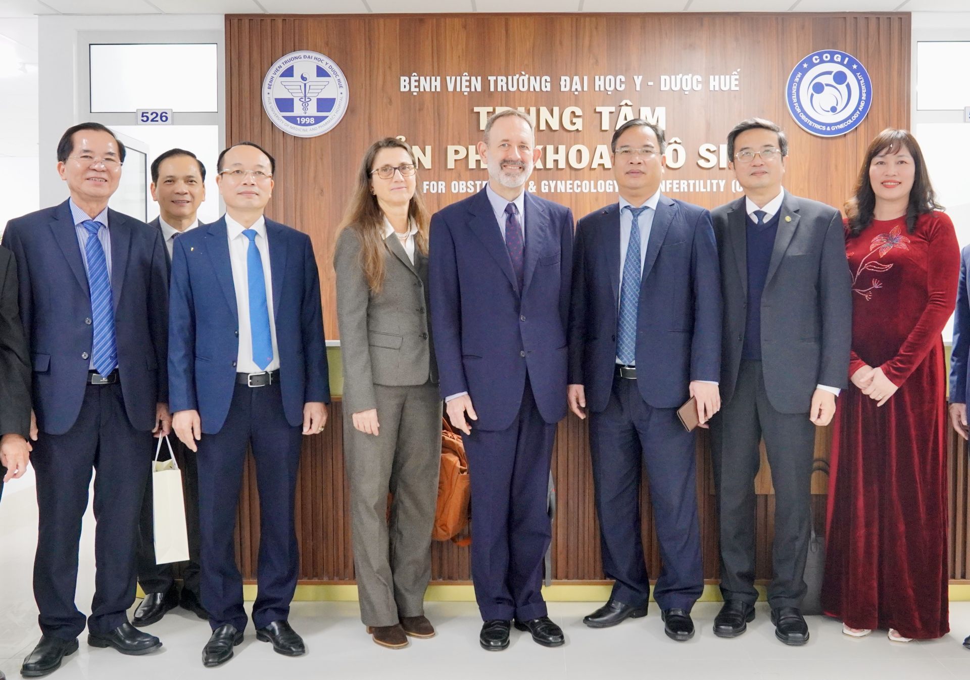 Các đại biểu chụp ảnh lưu niệm