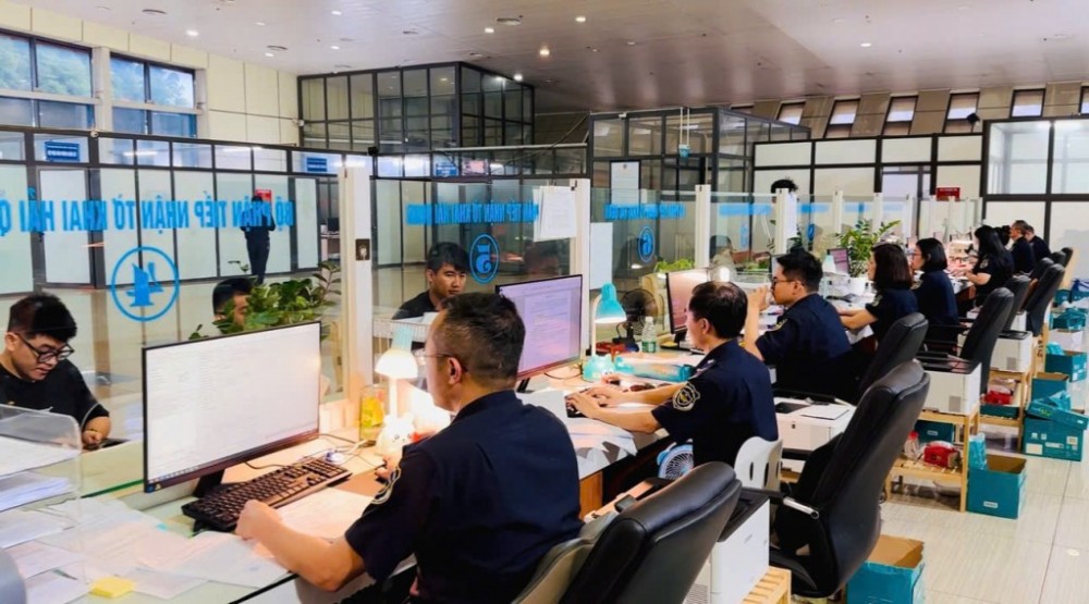 Hàng hóa qua cửa khẩu Hữu Nghị – Hữu Nghị Quan thông suốt trong ngày triển khai thí điểm