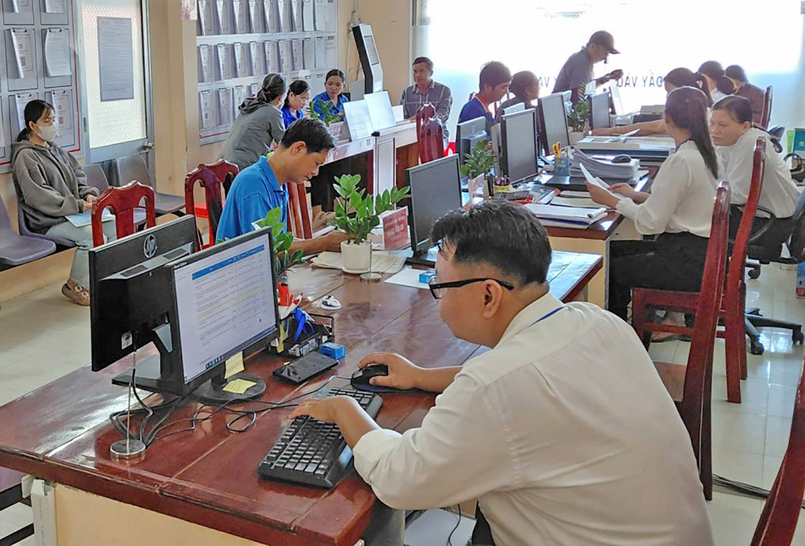 Kéo dài thời gian giải quyết chính sách, chế độ với người làm việc ngoài chỉ tiêu biên chế tại các Hội do Đảng và Nhà nước giao nhiệm vụ ở cấp tỉnh, cấp huyện trước ngày 1/7/2025 theo quy định tại Nghị quyết số 07/2025/NQ-CP. (Ảnh minh họa) Kéo dài thời gian giải quyết chính sách, chế độ với người làm việc ngoài chỉ tiêu biên chế tại các Hội do Đảng và Nhà nước giao nhiệm vụ ở cấp tỉnh, cấp huyện trước ngày 1/7/2025 theo quy định tại Nghị quyết số 07/2025/NQ-CP. (Ảnh minh họa)