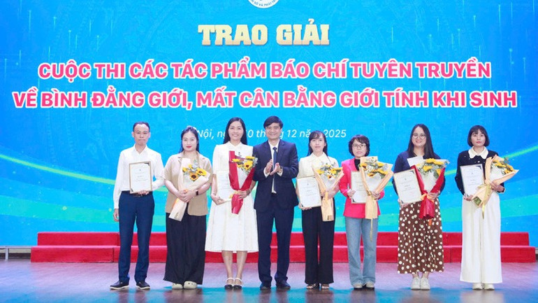 Ban Tổ chức trao giải cho các tác giả đoạn giải tại Cuộc thi các tác phẩm báo chí tuyên truyền về bình đẳng giới, mất cân bằng giới tính khi sinh. Ban Tổ chức trao giải cho các tác giả đoạn giải tại Cuộc thi các tác phẩm báo chí tuyên truyền về bình đẳng giới, mất cân bằng giới tính khi sinh.