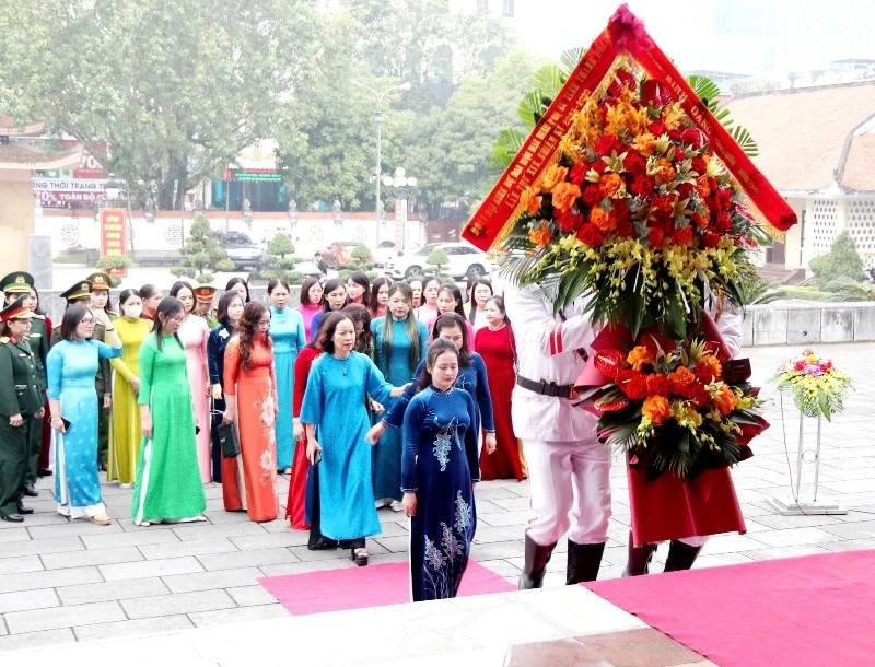 Đoàn đại biểu dự Đại hội phụ nữ tỉnh Thanh Hóa lần thứ XIX dâng hương, báo công Chủ tịch Hồ Chí Minh và các anh hùng liệt sỹ