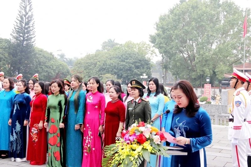 Đồng chí Bùi Thị Mai Hoan, Phó chủ tịch Hội LHPN tỉnh đã báo công trước Anh linh Chủ tịch Hồ Chí Minh Đồng chí Bùi Thị Mai Hoan, Phó chủ tịch Hội LHPN tỉnh đã báo công trước Anh linh Chủ tịch Hồ Chí Minh