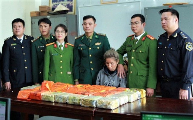 Ngày 14/2, Công an tỉnh Nghệ An cho biết, đơn vị vừa chủ trì, phối hợp các đơn vị liên quan vừa đấu tranh thành công chuyên án, triệt phá đường dây mua bán, vận chuyển trái phép chất ma túy xuyên quốc gia, bắt giữ 2 đối tượng, thu giữ 30kg ma túy đá. Ngày 14/2, Công an tỉnh Nghệ An cho biết, đơn vị vừa chủ trì, phối hợp các đơn vị liên quan vừa đấu tranh thành công chuyên án, triệt phá đường dây mua bán, vận chuyển trái phép chất ma túy xuyên quốc gia, bắt giữ 2 đối tượng, thu giữ 30kg ma túy đá.