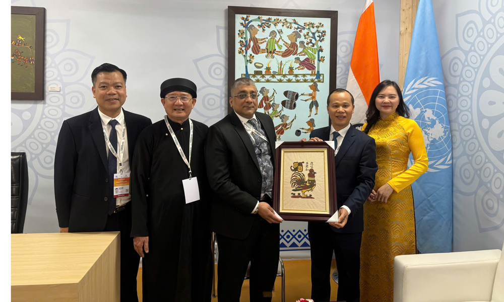 Đồng chí Mai Sơn tặng tranh dân gian Đông Hồ cho các đại biểu dự kỳ họp.