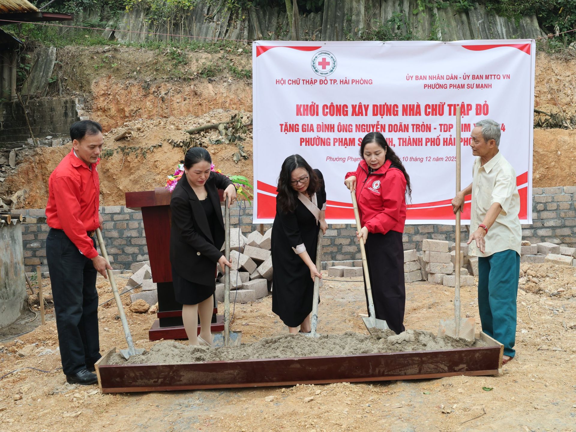 Đại diện các đơn vị và gia đình thực hiện nghi lễ khởi công nhà. Đại diện các đơn vị và gia đình thực hiện nghi lễ khởi công nhà.