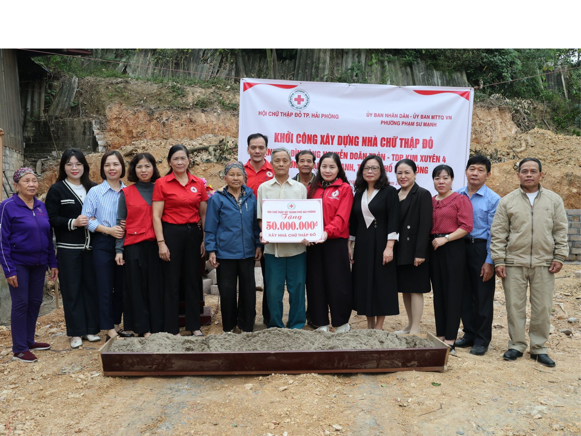 Khởi công xây dựng Nhà Chữ thập đỏ cho hộ nghèo tại phường Phạm Sư Mạnh