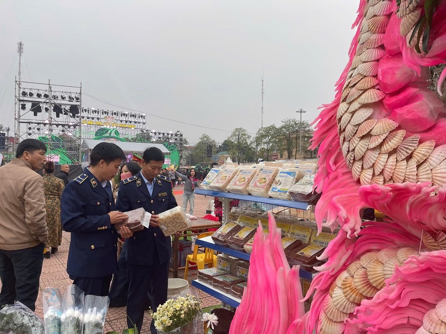 Lực lượng QLTT tỉnh Bắc Ninh kiểm tra hàng hóa của các gian hàng tại Lễ hội Lực lượng QLTT tỉnh Bắc Ninh kiểm tra hàng hóa của các gian hàng tại Lễ hội