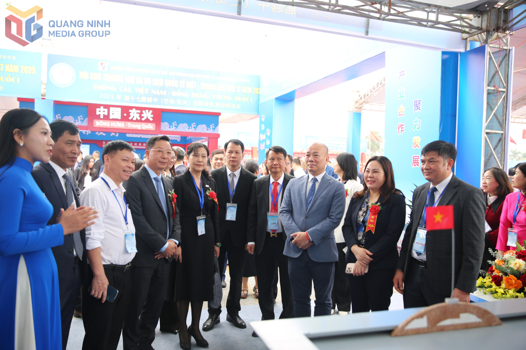 Các đại biểu tham quan khu triển lãm và các gian hàng trưng bày sản phẩm tại hội chợ. Các đại biểu tham quan khu triển lãm và các gian hàng trưng bày sản phẩm tại hội chợ. Các đại biểu tham quan khu triển lãm và các gian hàng trưng bày sản phẩm tại hội chợ. Các đại biểu tham quan khu triển lãm và các gian hàng trưng bày sản phẩm tại hội chợ.