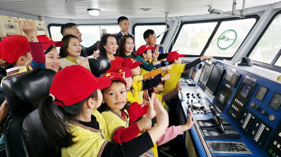 Đoàn Cơ sở Hải đội 102 tổ chức hoạt động trải nghiệm, giáo dục truyền thống cho học sinh