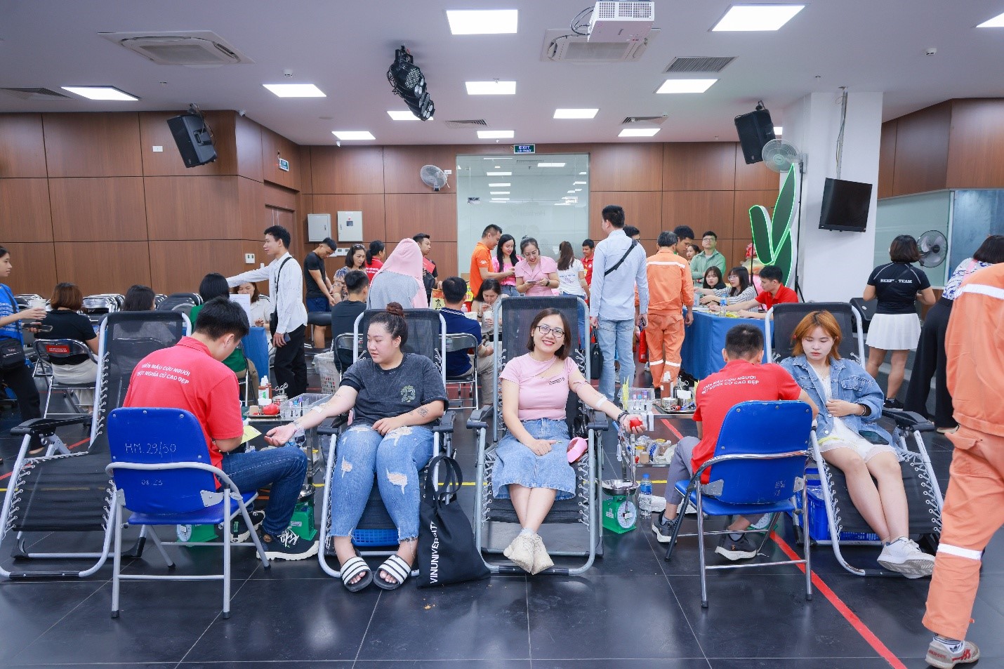 Hoạt động hiến máu của Herbalife luôn thu hút tất cả nhân viên & thành viên Herbalife Việt Nam tham gia nhiệt tình Hoạt động hiến máu của Herbalife luôn thu hút tất cả nhân viên & thành viên Herbalife Việt Nam tham gia nhiệt tình