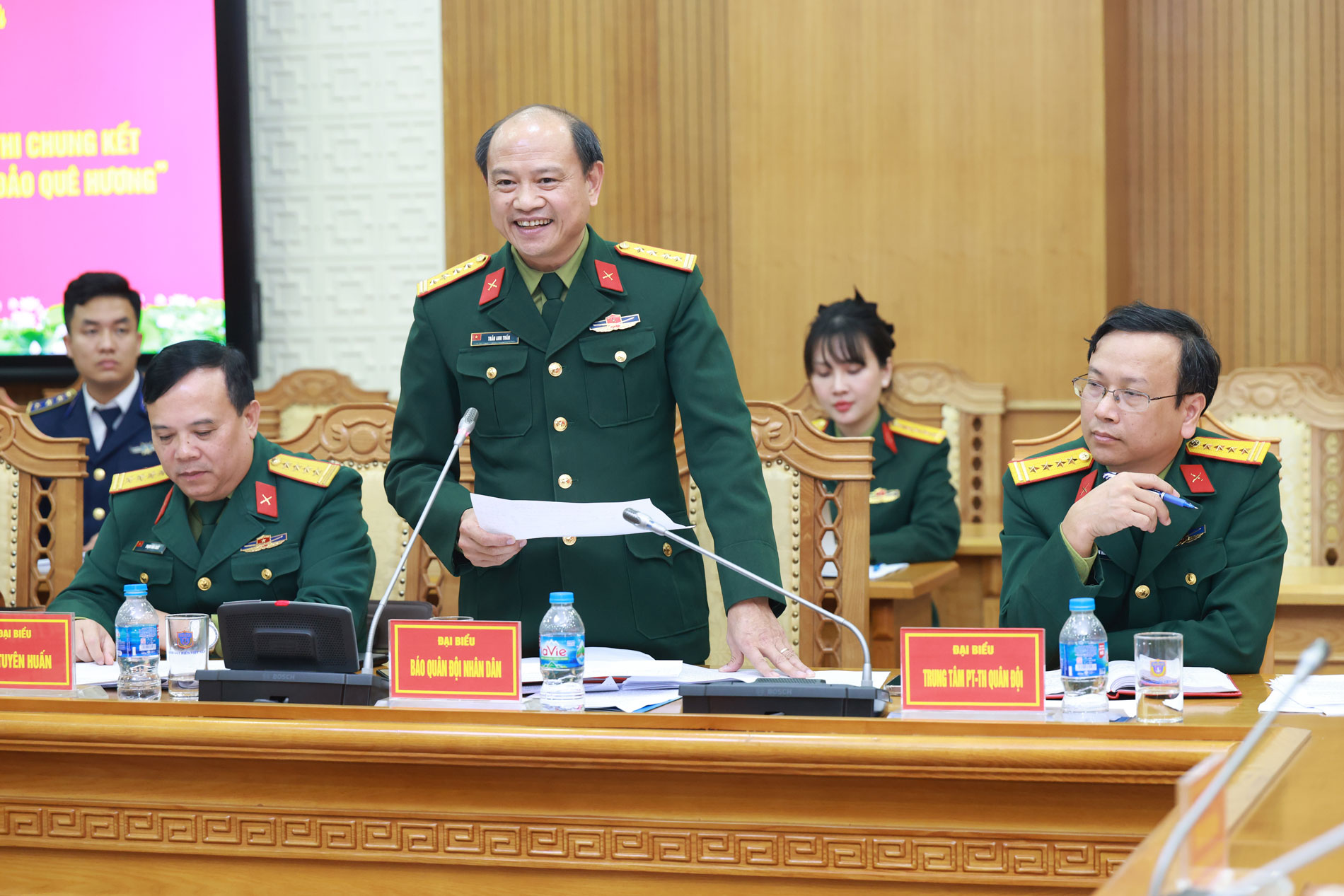 Đại biểu Báo Quân đội nhân dân phát biểu tham luận Đại biểu Báo Quân đội nhân dân phát biểu tham luận