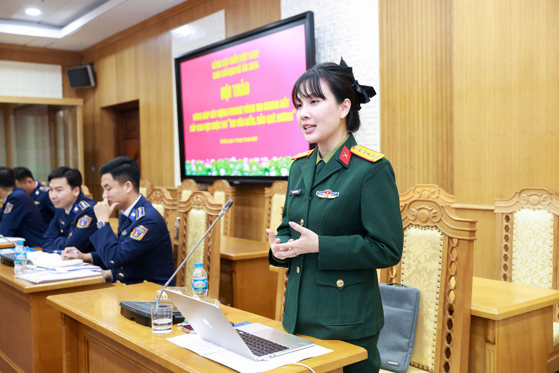 Đại diện Trung tâm Phát thanh - Truyền hình Quân đội phát biểu thảo luận Đại diện Trung tâm Phát thanh - Truyền hình Quân đội phát biểu thảo luận