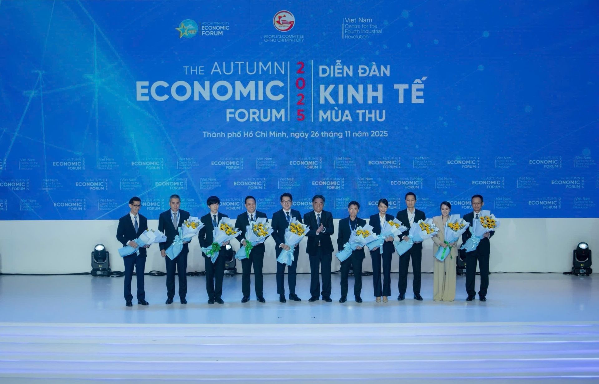 Đại diện Tập đoàn THACO, bà Hồ Thị Diễm Phúc – Giám đốc điều hành Thiskyhall Sala nhận hoa từ Ban Tổ chức Đại diện Tập đoàn THACO, bà Hồ Thị Diễm Phúc – Giám đốc điều hành Thiskyhall Sala nhận hoa từ Ban Tổ chức